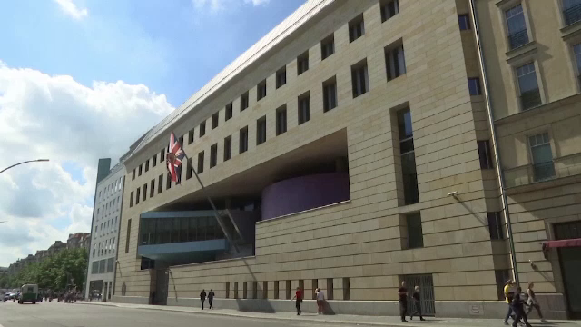 Angajat al ambasadei Regatului Unit la Berlin, suspectat că este spion rus. Bărbatul a fost arestat de poliția germană