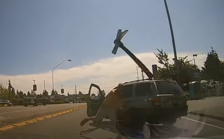 Un șofer nervos a blocat drumul și a aruncat cu un topor în parbrizul unei mașini. VIDEO