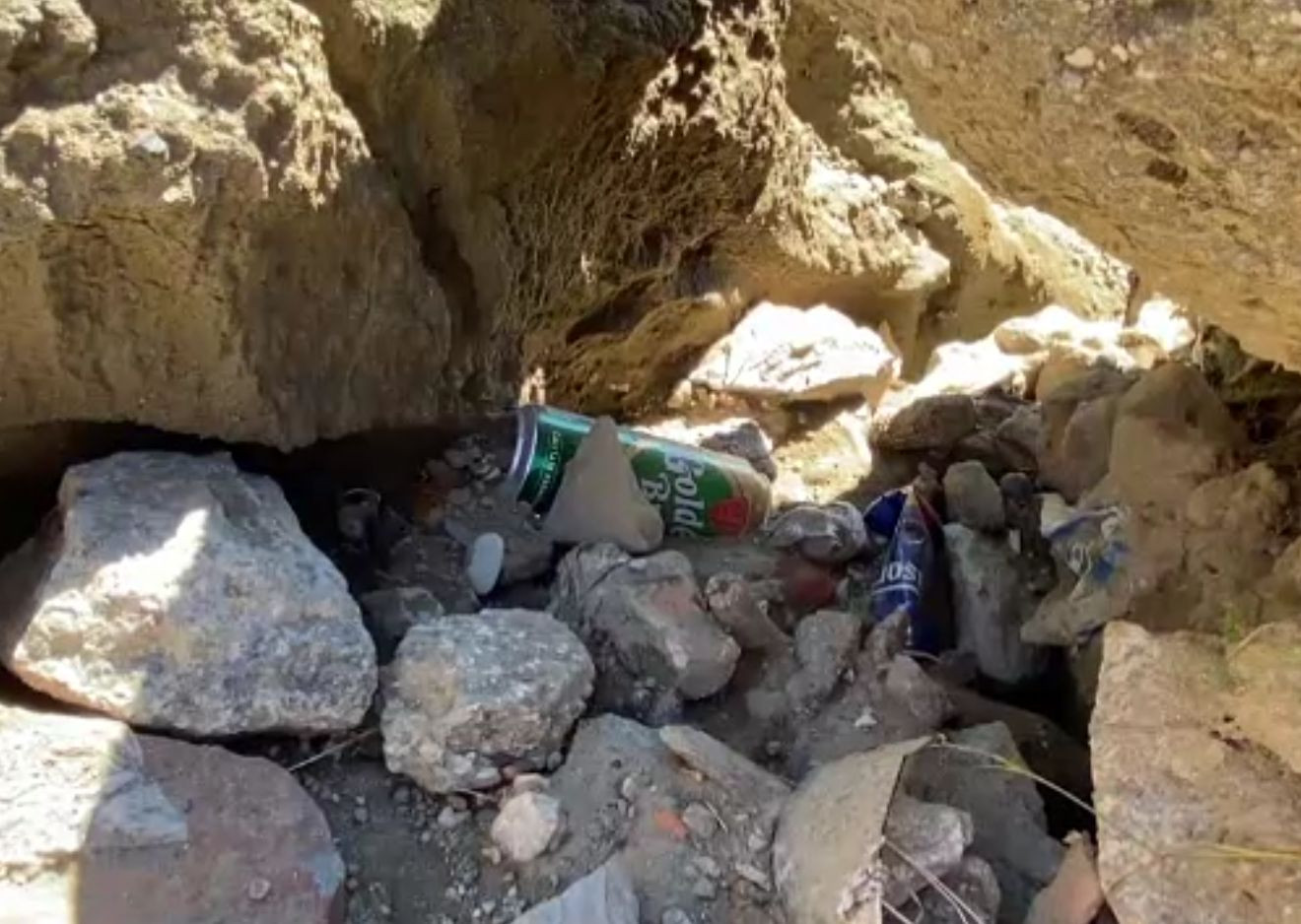 Aglomerație și gunoaie la tot pasul pe platoul Bucegilor. Turiștii le aruncă, iar primarul din Bușteni dă vina pe un litigiu