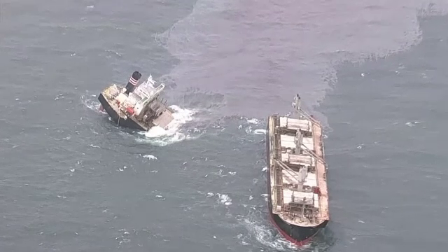 Un vapor s-a rupt în două în largul coastelor japoneze. Ce s-a întâmplat cu cele 21 de persoane aflate la bord