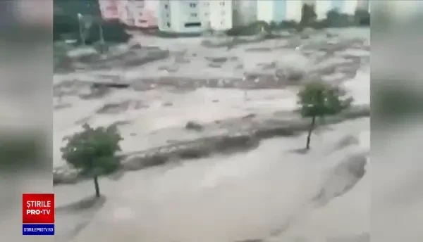 Inundații devastatoare în Turcia, provocate de un ciclon în Marea Neagră. Oamenii s-au refugiat pe acoperișurile caselor