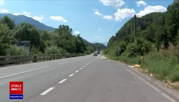 Aglomerație și gunoaie la tot pasul pe platoul Bucegilor. Turiștii le aruncă, iar primarul din Bușteni dă vina pe un litigiu