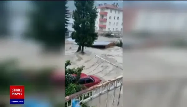 Inundații devastatoare în Turcia, provocate de un ciclon din Marea Neagră. Nouă persoane au murit