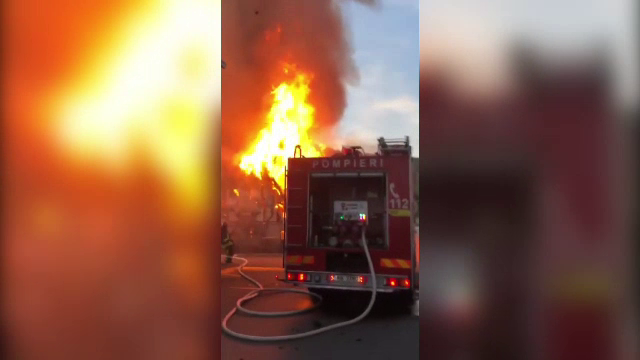 Incendiu de proporții în Cluj-Napoca. Două depozite au fost distruse în totalitate