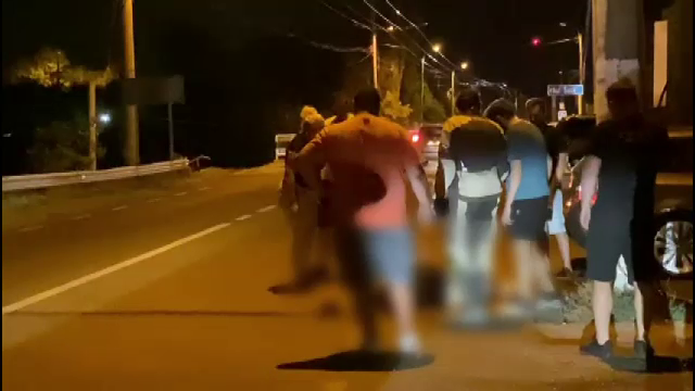 Pieton lovit în timp ce mergea pe carosabil, printre mașini, în Târgu Jiu