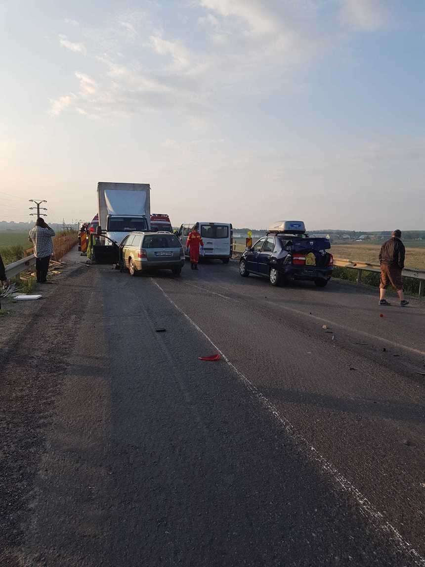 Carambol cu patru mașini, în Brașov. Șapte persoane au fost implicate, între care doi copii
