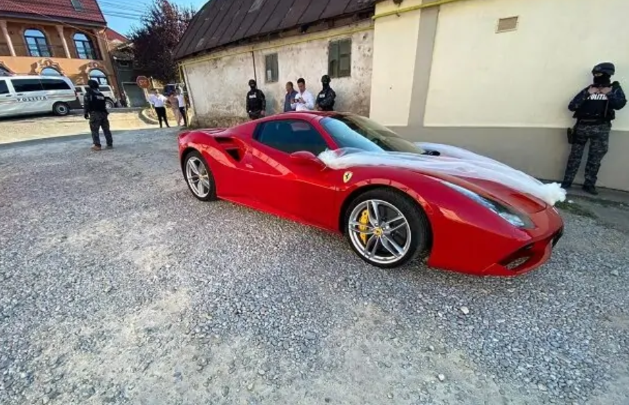 VIDEO. Un șofer cu Ferrari a lovit un polițist care l-a tras pe dreapta, în Bocșa. A fost oprit cu focuri de armă