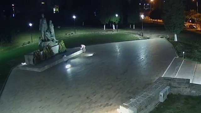 Alertă în Valea Jiului. Doi bărbați sunt căutați de poliție, după ce au vandalizat un parc