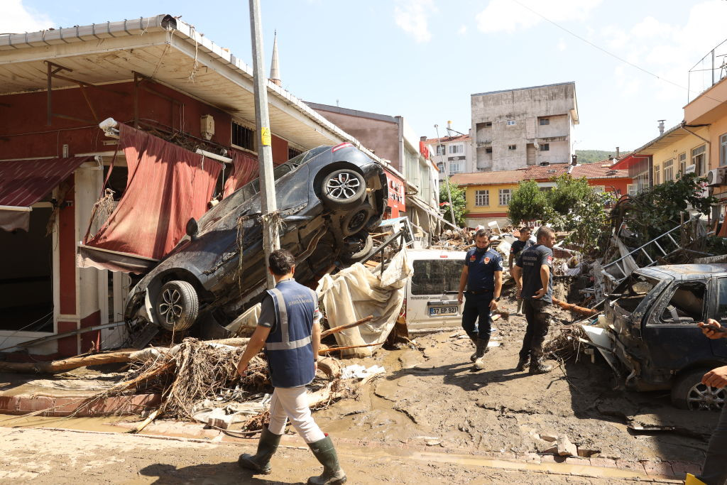 Cel puţin 27 de oameni au murit în urma inundaţiilor şi a alunecărilor de teren din nordul Turciei