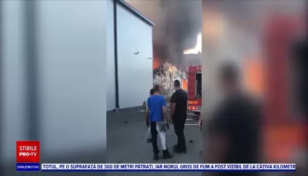 Incendiu de proporții în Cluj-Napoca. Două depozite au fost distruse în totalitate