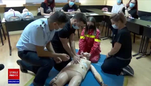 Prea puțini români pot acorda corect primul ajutor până la sosirea ambulanței. Cum poți deveni voluntar SMURD