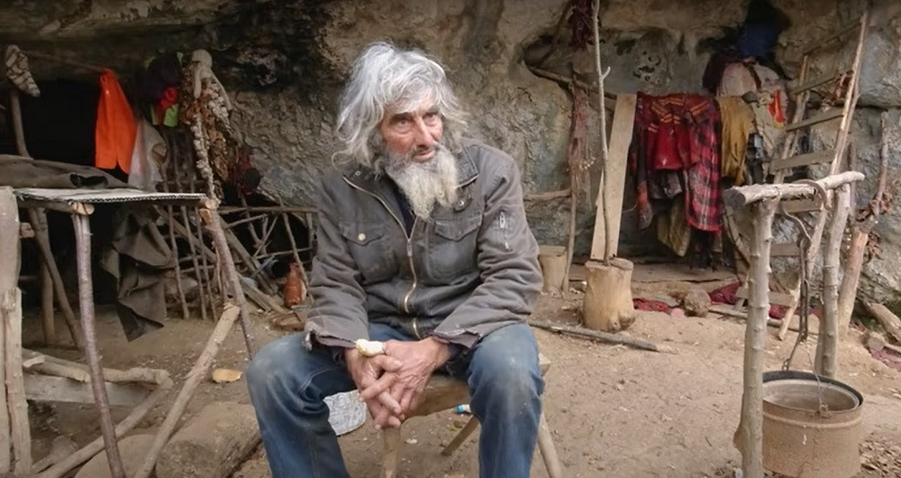 VIDEO. Un bărbat, care trăiește de 20 de ani într-o peșteră, a aflat recent despre existența COVID-19. Cum a reacționat