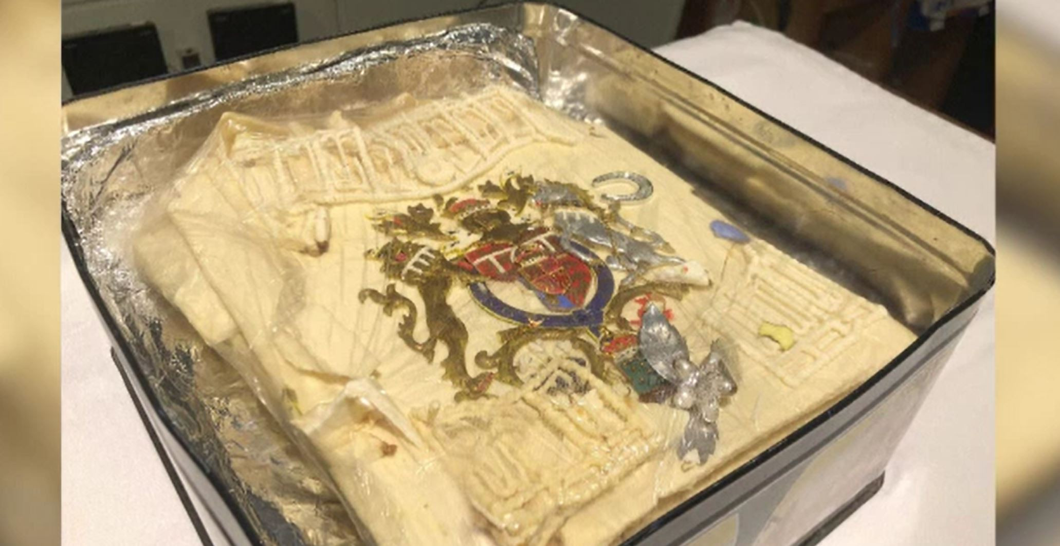 O bucată din tortul de nuntă al prinţesei Diana şi al prinţului Charles, vândută la licitație cu peste 2.500 de dolari