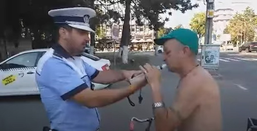 VIDEO. Un biciclist din Brăila a fost prins de polițiști prea beat ca să poată sufla în etilotest