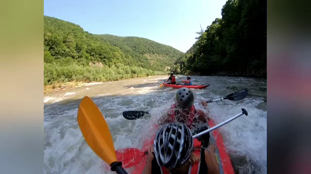 Sporturile extreme, preferatele românilor pe timpul verii: Rafting, zboruri cu parapanta și, mai nou, canyoningul