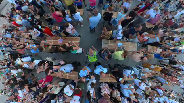 Peste 300 de bulgari superstiţioşi s-au strâns în centrul Sofiei, vineri, 13 august, ca să bată-n lemn