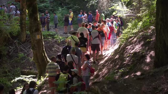 Aglomerație de nedescris la munte, în zona Brașovului. La Canionul 7 Scări s-a stat minim două ore la coadă