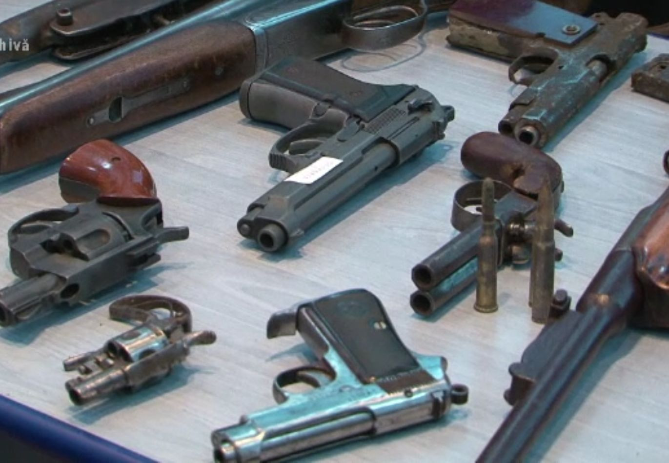 Romanii importa ilegal tot mai multe arme. 4 din 10 confiscate anul acesta sunt fără acte legale