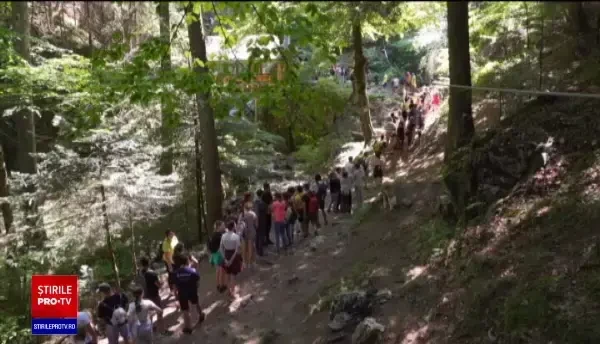 Aglomerație de nedescris la munte, în zona Brașovului. La Canionul 7 Scări s-a stat minim două ore la coadă