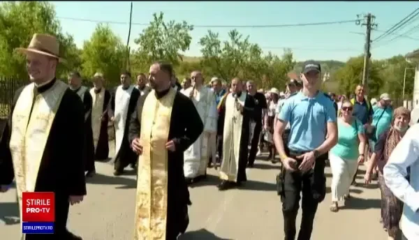 Procesiunea credincioșilor la Mănăstirea Nicula, în ajunul Sfintei Mării. Oamenii au dormit pe pături în curtea mănăstirii