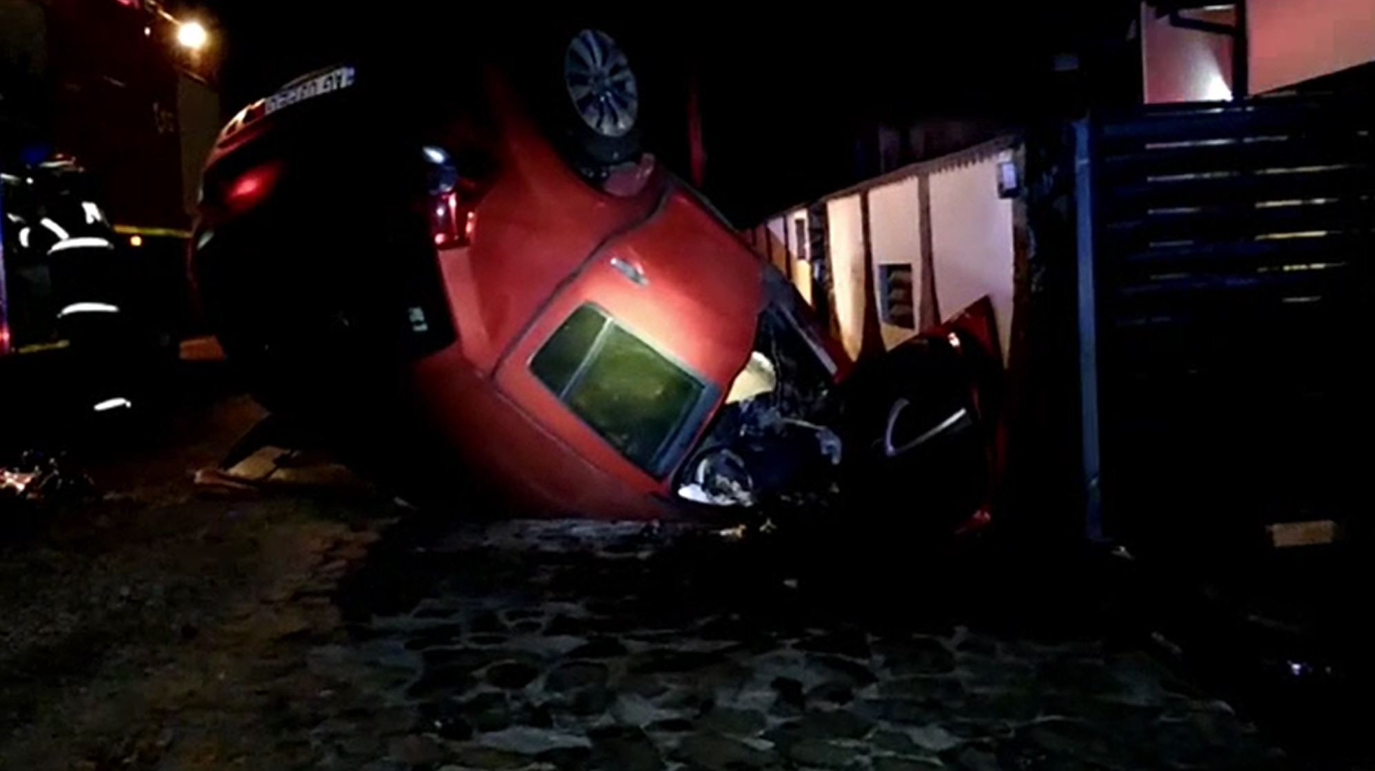 Nenorocire în Câmpulung Muscel. O femeie a murit după ce mașina în care se afla s-a răsturnat și a luat foc