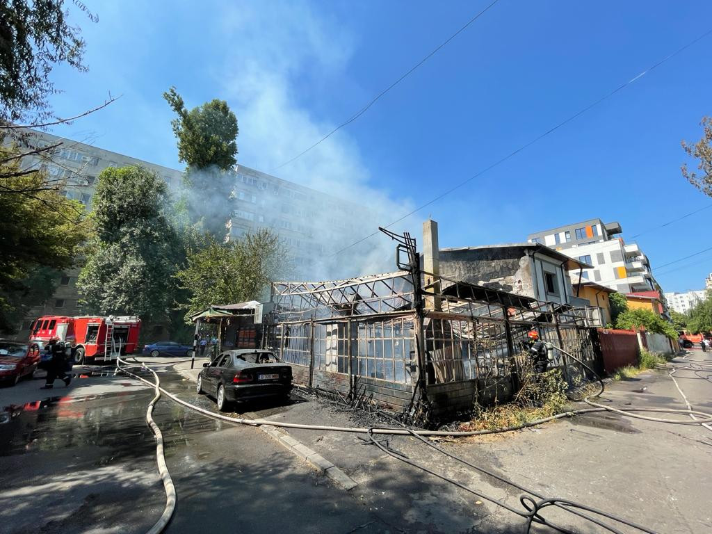 Incendiu puternic la o terasă din București. Pompierii intervin în forță