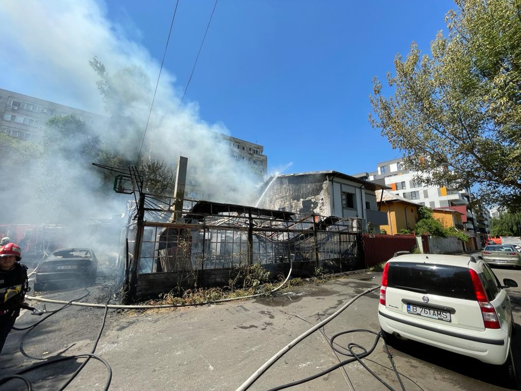 Incendiu puternic la o terasă din București. Pompierii intervin &icirc;n forță