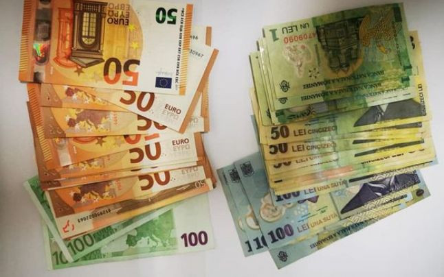 Portofel cu 1.000 de euro și 1.000 de lei găsit la târgul din Tecuci de o femeie, care l-a predat jandarmilor