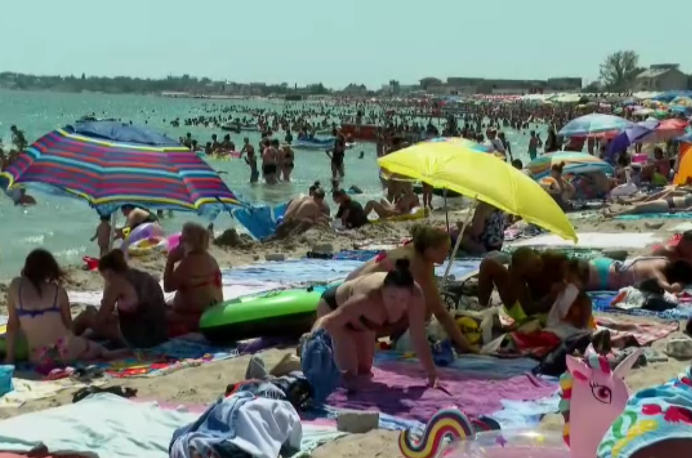 Cel mai aglomerat weekend de pe litoral. Turist: „Unde să mergem, la nudiști?!”