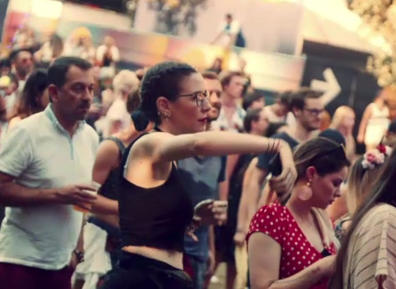 Festivalurile din weekend au strâns zeci de mii de tineri, amatori de muzică și de preparate culinare