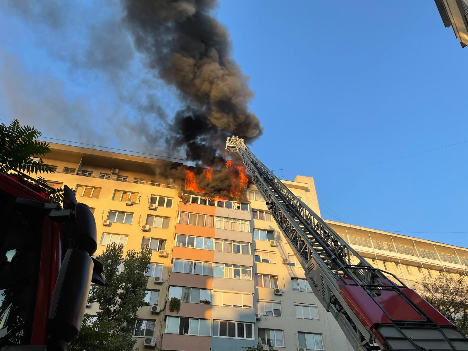 Incendiu violent, cu risc de extindere, într-un bloc de lângă Sala Palatului. VIDEO