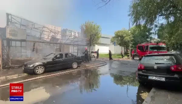 Incendiu puternic la o terasă din București. Pompierii intervin în forță