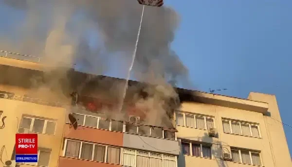 Incendiu violent, cu risc de extindere, lângă Sala Palatului