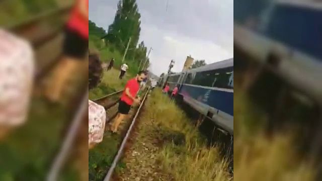 Un tren plin cu călători, oprit în câmp timp de o oră. Care a fost motivul