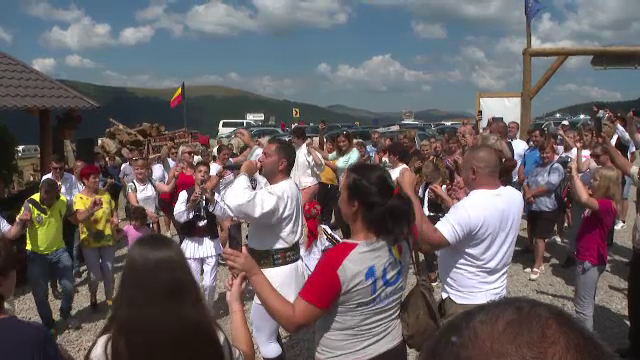 Petrecere ciobănească de Sfânta Maria, la stâna de pe Transalpina: ”Superb, autentic românesc”