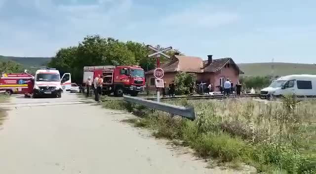 Un microbuz a fost izbit de un tren, în județul Cluj. O fetiță și mama ei sunt în stare gravă