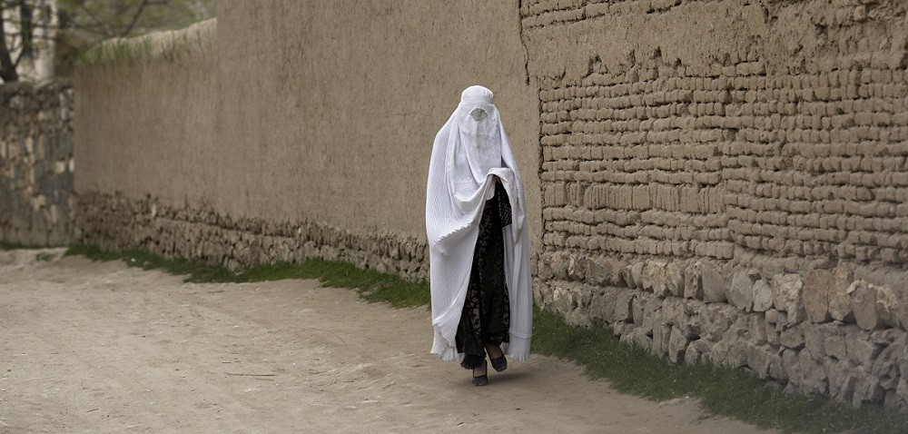 Afganistan: Talibanii le obligă pe femei să-și părăsească locurile de muncă