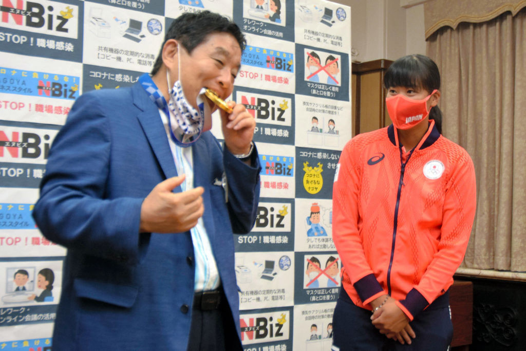 Primarul devenit ținta criticilor după ce a mușcat dintr-o medalie de aur, care acum necesită înlocuire