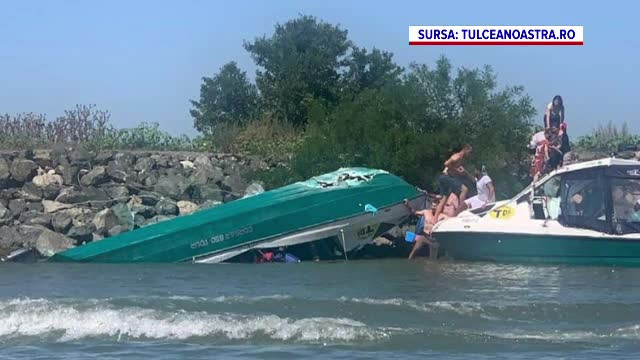 Alarmă în Delta Dunării. O șalupă cu 13 adulți și 5 copii s-a răsturnat