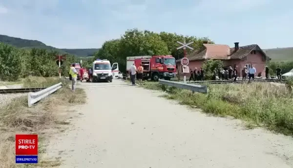 Plan Roșu, accident grav. Un microbuz cu 8 pasageri a fost izbit de un tren