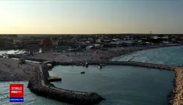 Bacterii și microbi periculoși în mare, la Costinești. Unii turiști își lasă copiii să își facă nevoile pe plajă