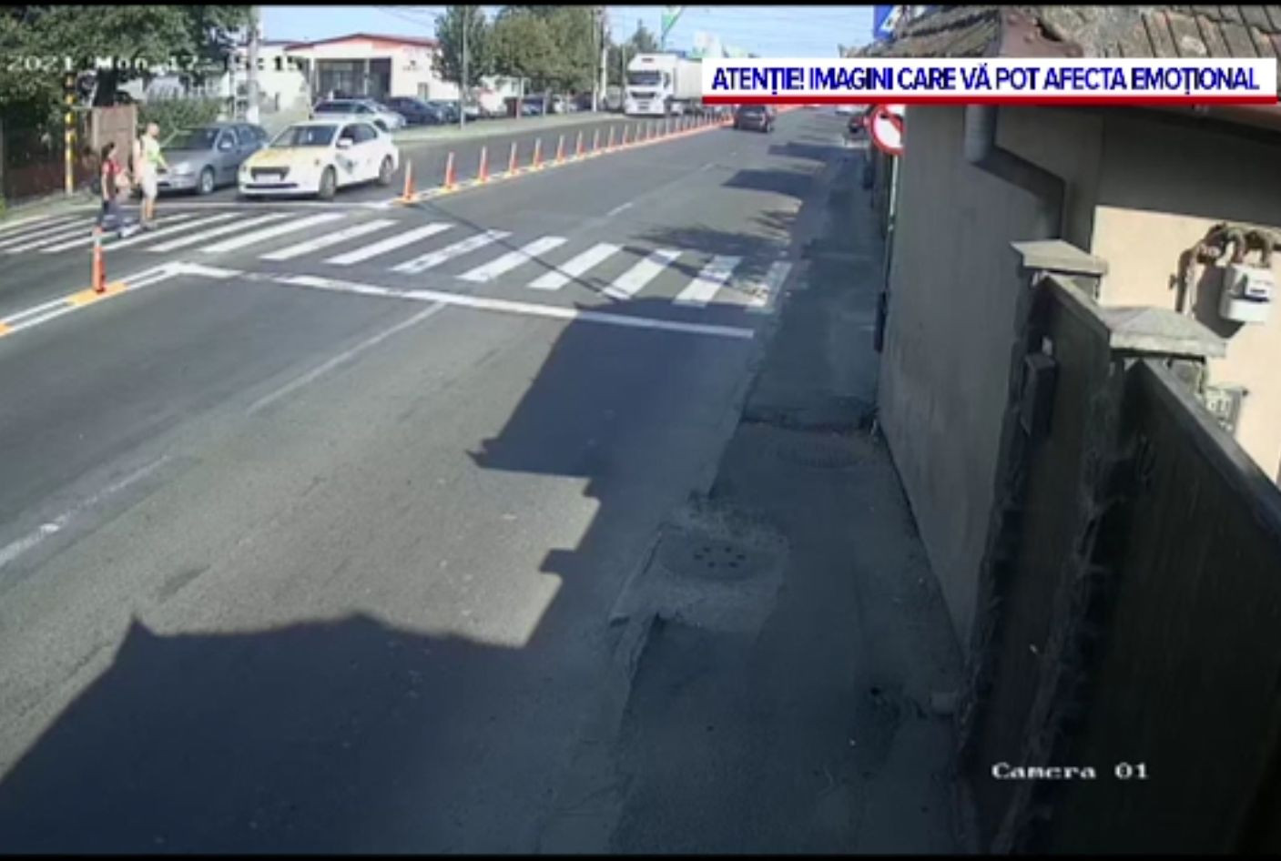 Doi tineri, loviți de un taximetrist pe trecerea de pietoni, la Făgăraș. Accidentul a fost surprins de camerele stradale