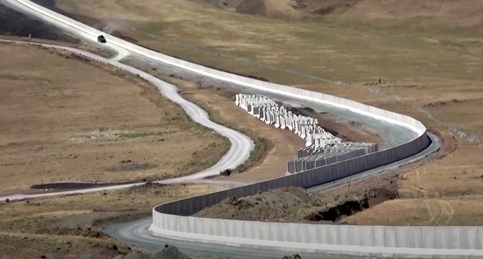 VIDEO. Turcia construieşte un zid de 295 de kilometri împotriva refugiaţilor din Afganistan
