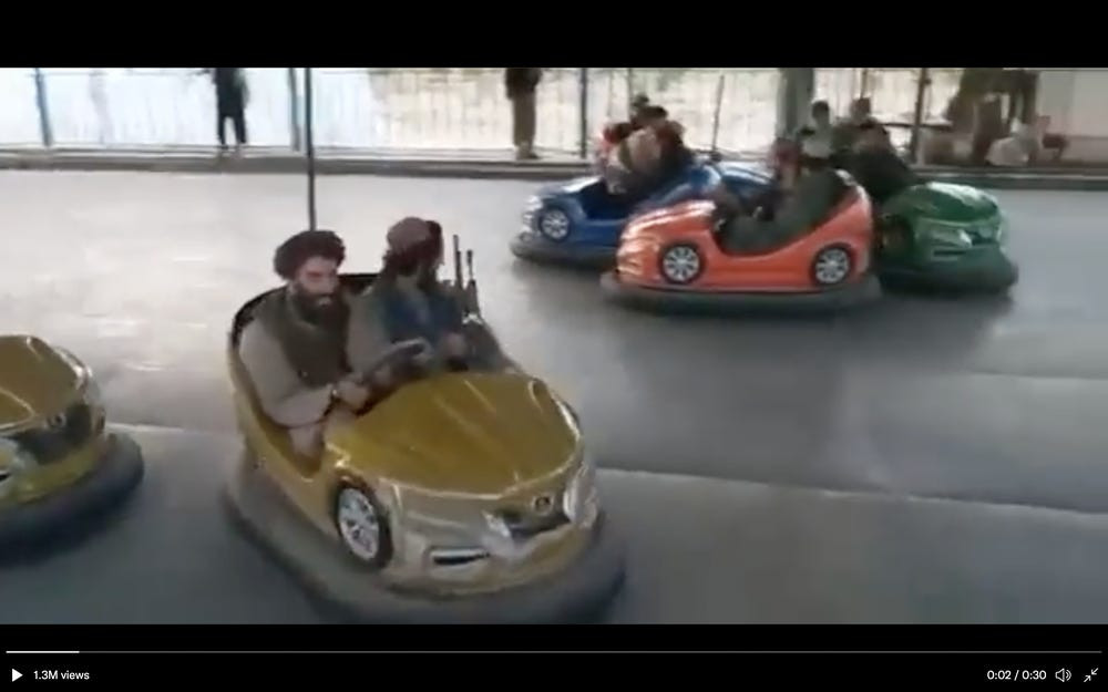 Imagini ireale. Talibanii teroriști se joacă în mașinuțe și sar pe trambuline. VIDEO