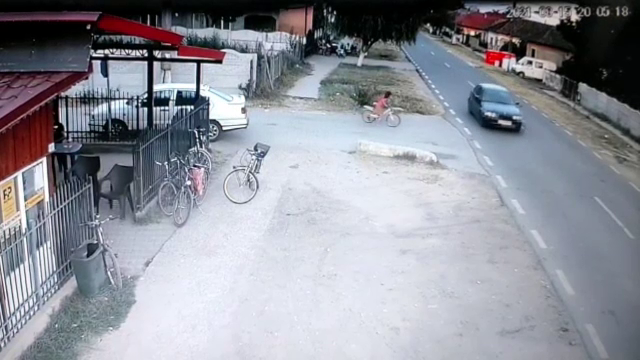 O fetiţă de 7 ani a murit după ce a fost lovită de o mașină. Șoferul a fugit de la locul accidentului