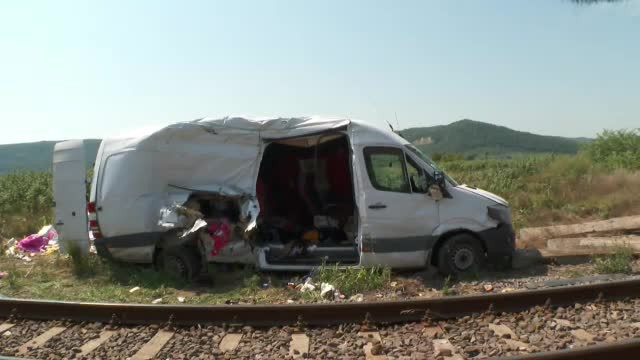 O femeie care se afla în microbuzul lovit de tren în județul Cluj a murit. Fetița ei este în stare gravă