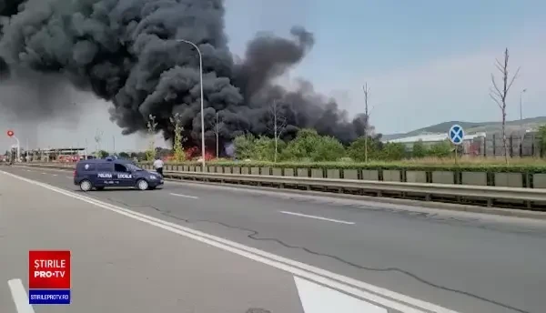 Incendiu puternic în Alba Iulia, la un depozit. A fost emis un mesaj de Ro-Alert