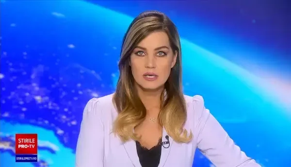 O femeie care se afla în microbuzul lovit de tren în județul Cluj a murit. Fetița ei este în stare gravă