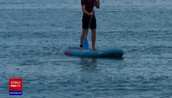 Un tânăr care făcea surfing s-a înecat în mare. A căzut de pe placă și s-a dus la fund