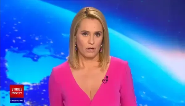 Momentul în care un avion militar rusesc ia foc în timpul zborului și se prăbușește. Trei persoane au decedat